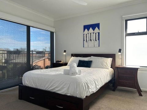 Executive Townhouse By The Lake - Darwin Holiday 4