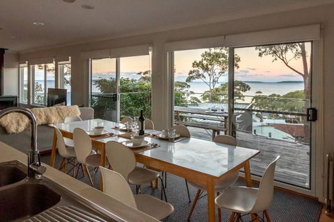 Expansive Bay Views, Light & Airy House, Wood Fire - Darwin Holiday 0