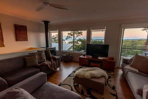 Expansive Bay Views, Light & Airy House, Wood Fire - Darwin Holiday 2