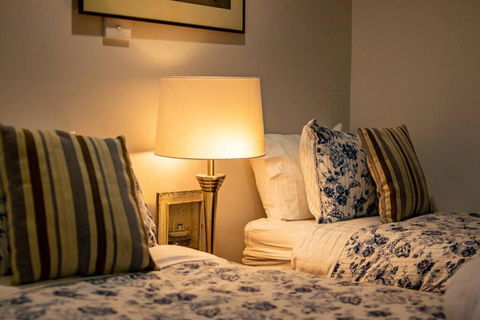 Expansive Bay Views, Light & Airy House, Wood Fire - Darwin Holiday 3