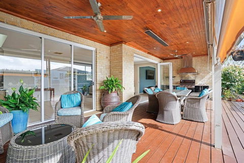 Expansive Family Entertainer In Blue Chip Locale - Darwin Holiday 1