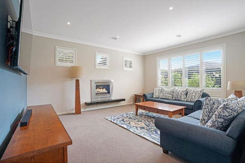 Expansive Family Entertainer In Blue Chip Locale - Darwin Holiday 3