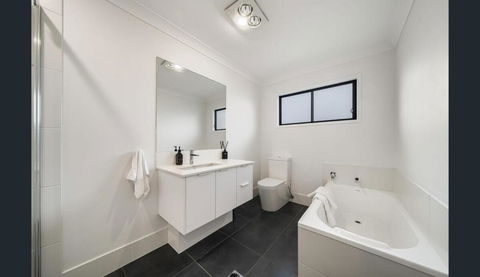 Exquisite Family Home & Pool - Darwin Holiday 3