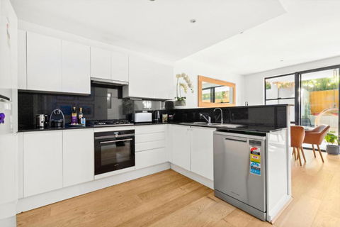 Fab Bondi 2-Bed With Courtyard & Alfresco Dining - Darwin Holiday 3