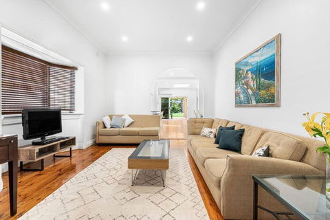 Family Beach House - Spacious W Yard AC Car Space - Darwin Holiday 1