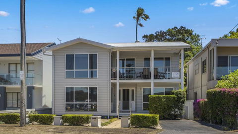 Family Beachhouse - Waterfront Ettalong Beach - Darwin Holiday 1