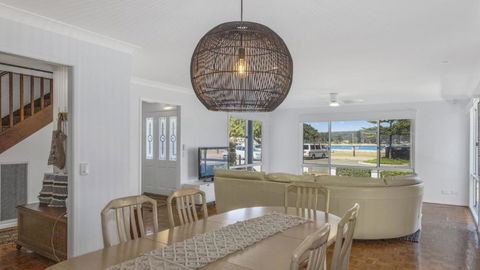Family Beachhouse - Waterfront Ettalong Beach - Darwin Holiday 4