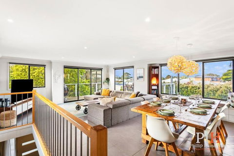 Family Entertainer Sleeps 10 - Darwin Holiday 1