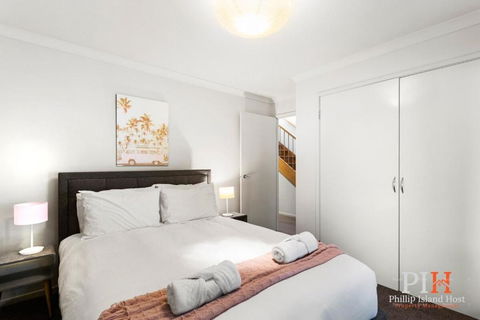 Family Entertainer Sleeps 10 - Darwin Holiday 4