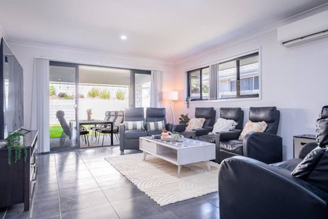 Family Friendly Oasis Mid Brisbane And Gold Coast - Darwin Holiday 0