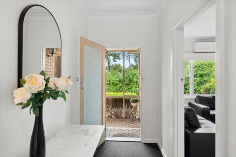 Family Friendly, Sleeps 8, Big Backyard, Pet Friendly - Darwin Holiday 1
