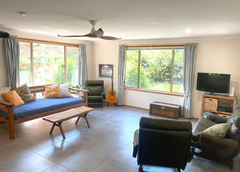 Family Home, Close To Beach And Town - Darwin Holiday 0