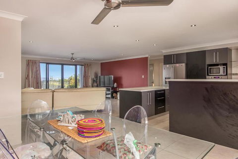 Family Home With Sea Views - Darwin Holiday 4