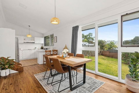 Family Home With Views - Kanahooka - Darwin Holiday 0