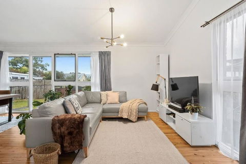 Family Home With Views - Kanahooka - Darwin Holiday 1