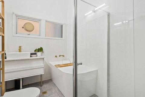Family Home With Views - Kanahooka - Darwin Holiday 4