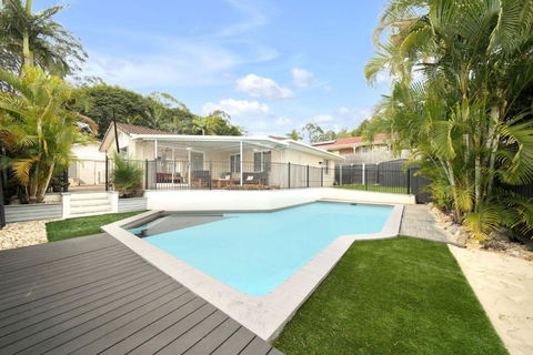 Family Escape Serene Oasis With Pool And AC - Darwin Holiday 0