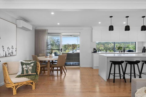 Family Retreat Close To Wamberal Beach - Darwin Holiday 1