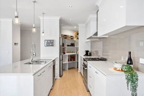 First-Class Coastal Living - Darwin Holiday 3