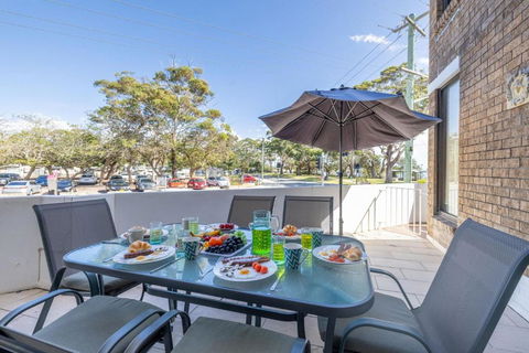 Fleetwood 3 63 Shoal Bay Road Relaxed Living With Water Views Overlooking Shoal Bay - Darwin Holiday 2