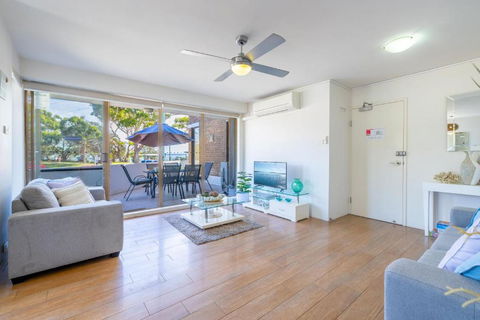 Fleetwood 3 63 Shoal Bay Road Relaxed Living With Water Views Overlooking Shoal Bay - Darwin Holiday 4