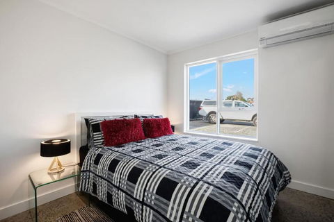 Fly Around Town In Chic Retreat - Darwin Holiday 0