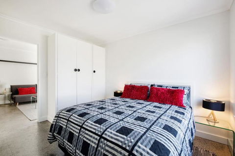 Fly Around Town In Chic Retreat - Darwin Holiday 4