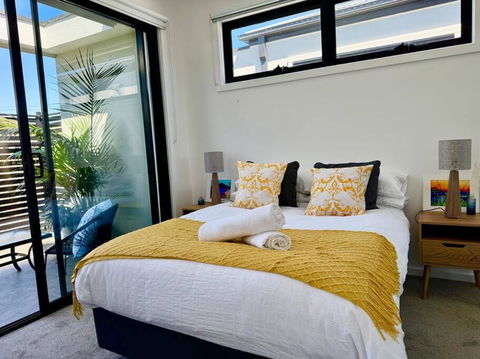 Footscray City Retreat - Full House & Parking - Darwin Holiday 2