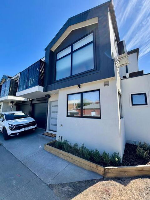 Footscray City Retreat - Full House & Parking - Darwin Holiday 1