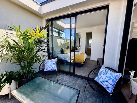 Footscray City Retreat - Full House & Parking - Darwin Holiday 3