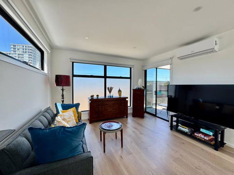 Footscray City Retreat - Full House & Parking - Darwin Holiday 4