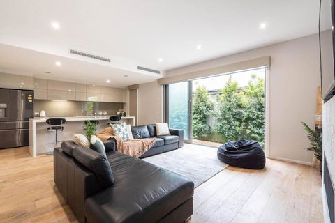 Foreshore Retreat - Beachside Convenience For Groups - Darwin Holiday 0