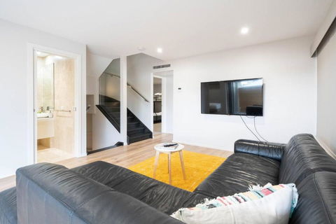 Foreshore Retreat - Beachside Convenience For Groups - Darwin Holiday 2
