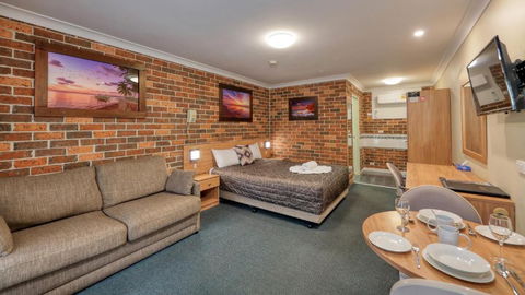Forest Lodge Motor Inn & Restaurant - Darwin Holiday 1