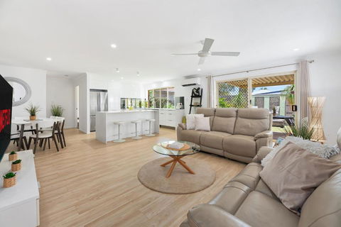 Family Coastal Getaway & Dog Welcome - Darwin Holiday 1