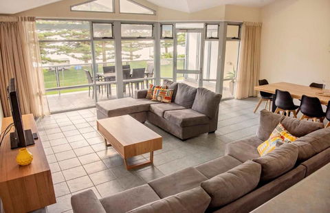 Foreshore Port Lincoln Beach Eyre Accommodation - Darwin Holiday 0