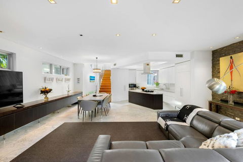 Exquisite Family Home Near Coogee Beach - Darwin Holiday 1
