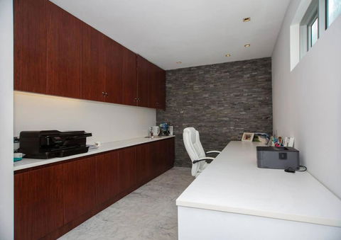 Exquisite Family Home Near Coogee Beach - Darwin Holiday 4