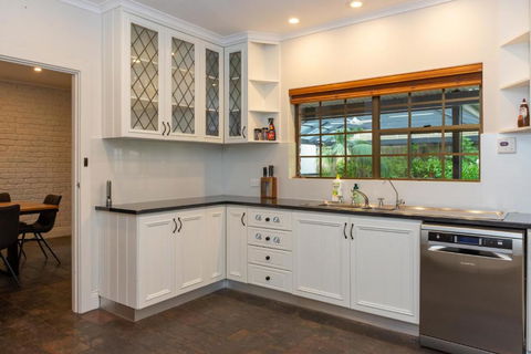 Furche Barossa 5 Bedroom Holiday House - Darwin Holiday 3