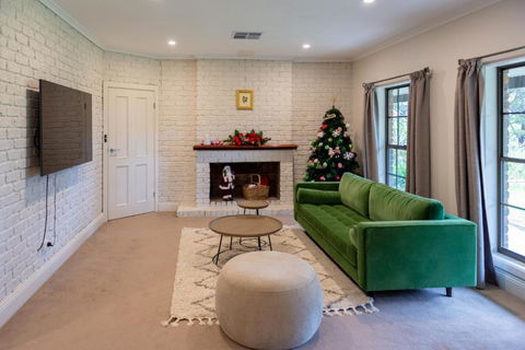 Furche Barossa 5 Bedroom Holiday House - Darwin Holiday 2