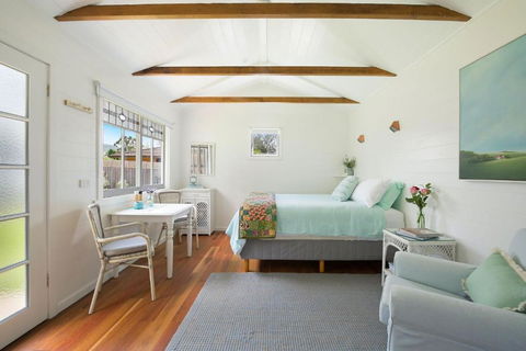 Fremily Cottage - Charming White Cottage - Darwin Holiday 2