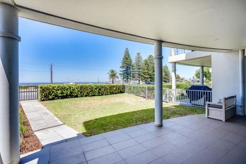 Gallery 4 145 Hindmarsh Road Victor Harbor - BYO Linen - Darwin Holiday 3