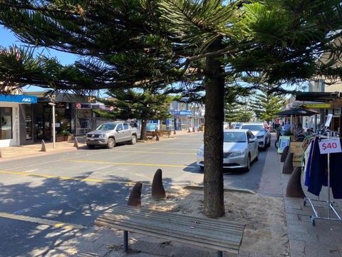 Garland Grove - Darwin Holiday 1