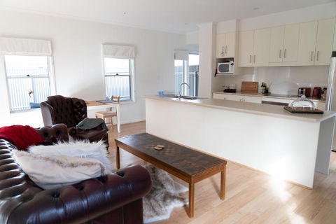 Gawler Townhouse U1 1 Bedroom - Darwin Holiday 0