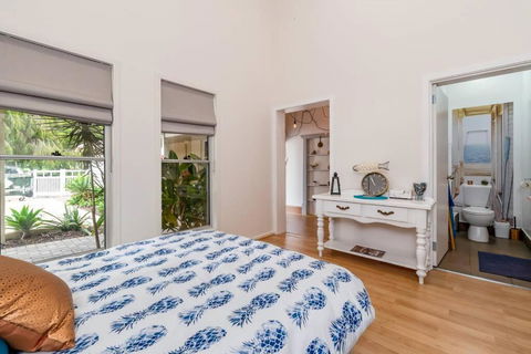Gawler Townhouses 1C , 1 Queen Bed - Darwin Holiday 0