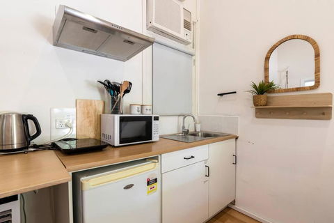 Gawler Townhouses 1C , 1 Queen Bed - Darwin Holiday 4