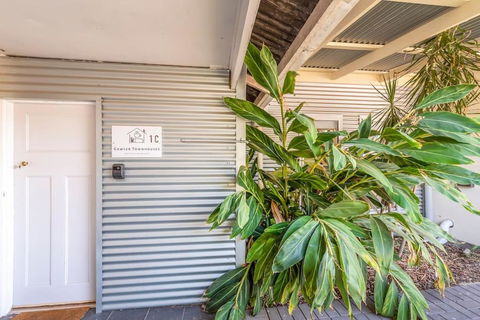 Gawler Townhouses 1C , 1 Queen Bed - Darwin Holiday 3