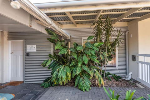 Gawler Townhouses 1C , 1 Queen Bed - Darwin Holiday 2