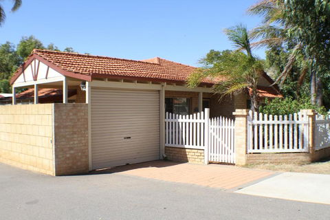Geraldton Luxury Retreat 2 With Free Streaming - Darwin Holiday 0