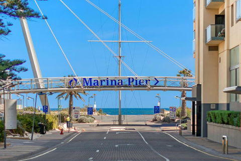 Glenelg Beachfront Luxury Apartment - Darwin Holiday 1